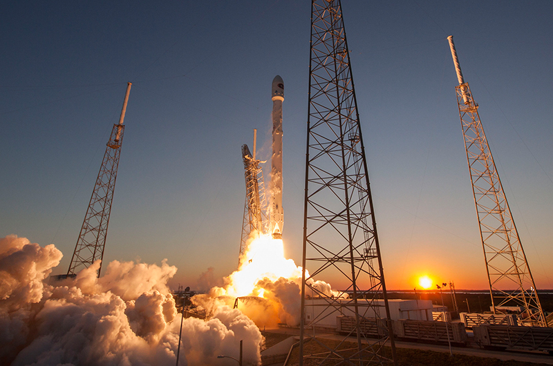 ロケットの画像を無料提供！SpaceX Photos提供！商用可能なロケットの写真集