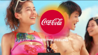 コカ・コーラコールドサインボトルＣＭ水着姿の女性たちは誰？海水浴はコーラでナンパ？